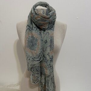Chic Patterned Scarf - green  and Cream